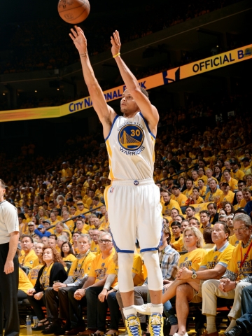 Stephen Curry's (30) sharpshooting earned him 33 points in Golden State's 99-98 win over the Houston Rockets Thursday night. (Noah Graham/NBAE/Getty Images)